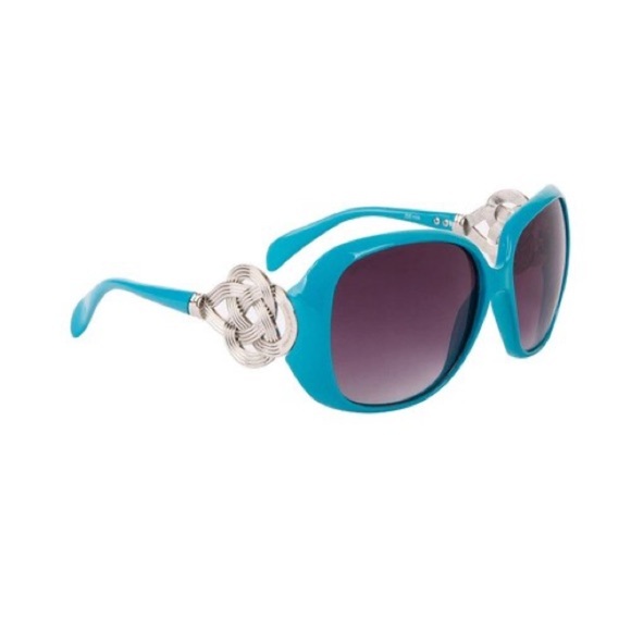 Sunglasses with design on the size comes with hard case 2 for $30 Summer fun - Picture 2 of 7